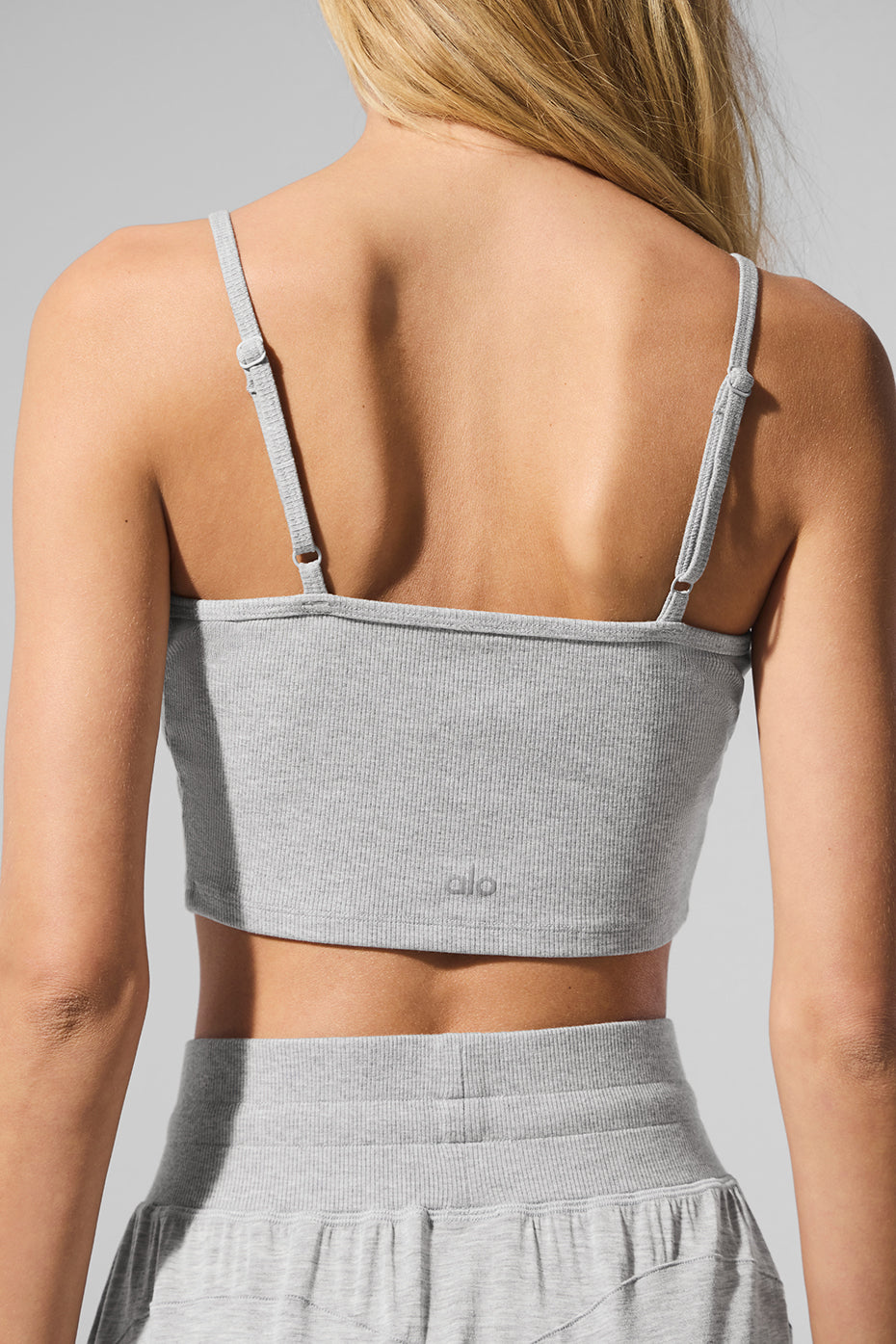 Alo Yoga Ribbed Delicate Lounge Tank - Athletic Heather Grey - imagen 5