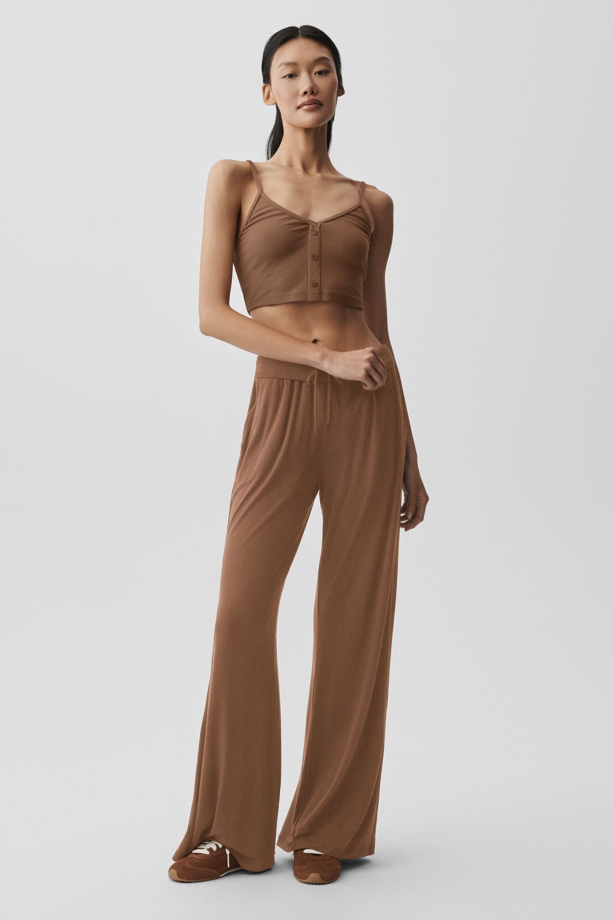 Alo Yoga Ribbed Delicate Lounge Tank - Sun Kissed Brown - imagen 4