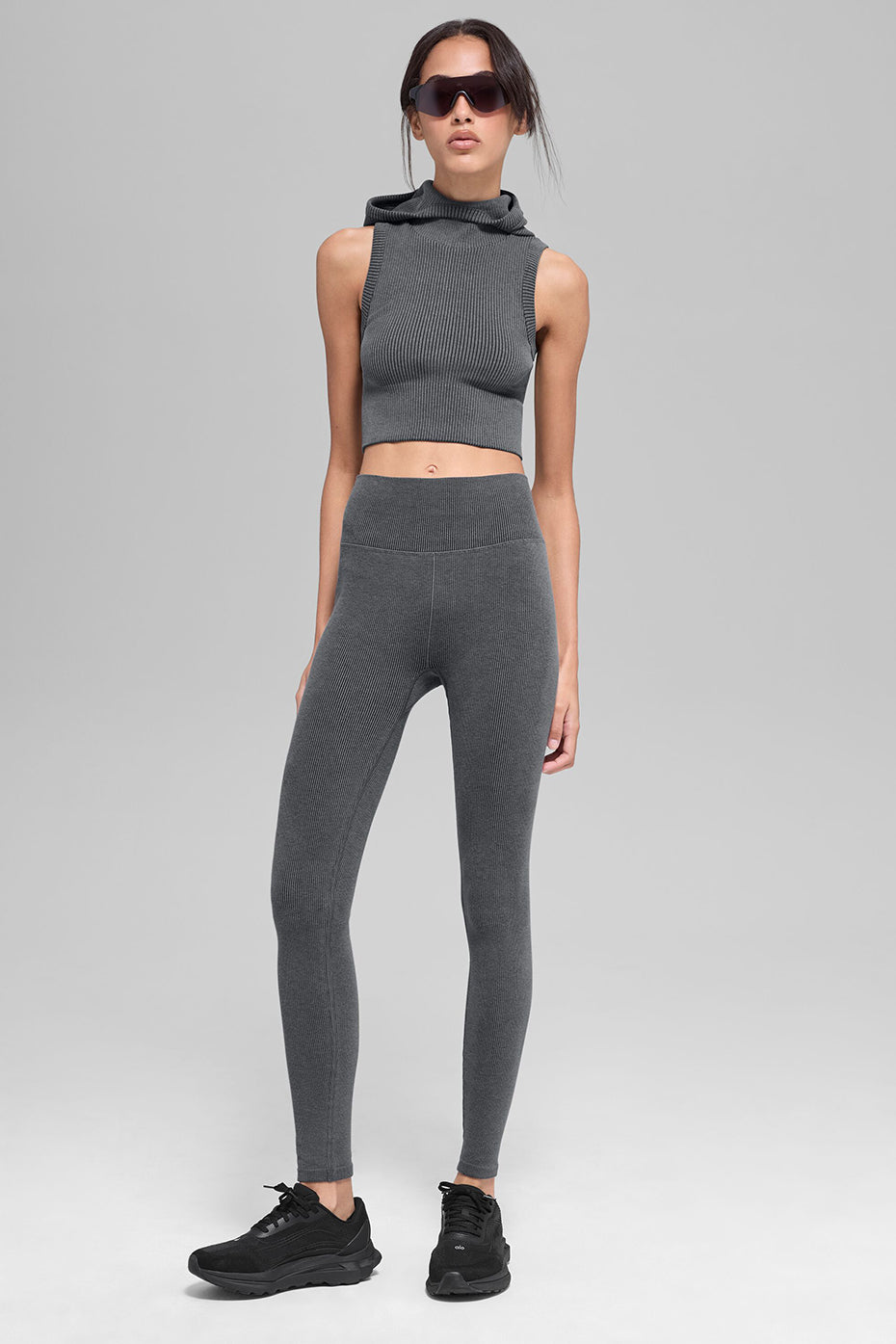 Alo Yoga Seamless Two Tone Rib Hooded Vest - Dark Misty Grey Heather - imagen 5