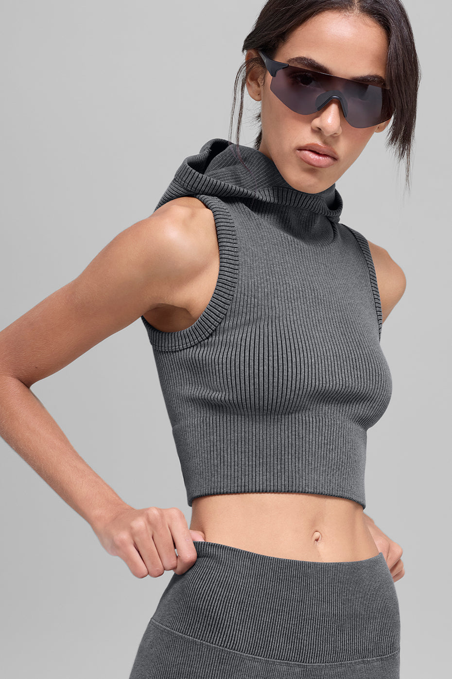 Alo Yoga Seamless Two Tone Rib Hooded Vest - Dark Misty Grey Heather - imagen 1