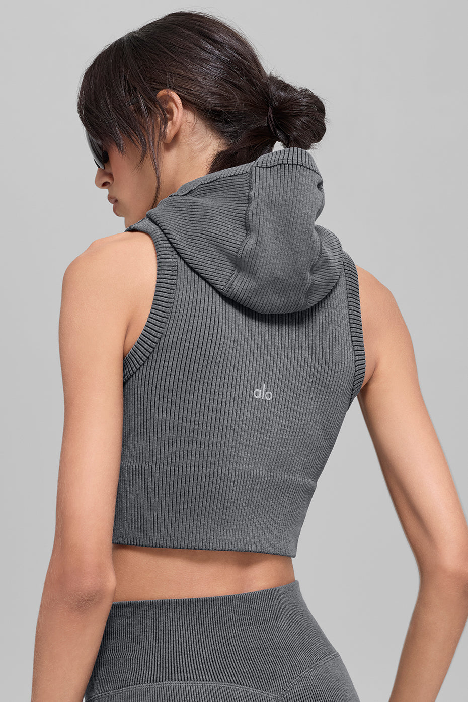 Alo Yoga Seamless Two Tone Rib Hooded Vest - Dark Misty Grey Heather - imagen 3