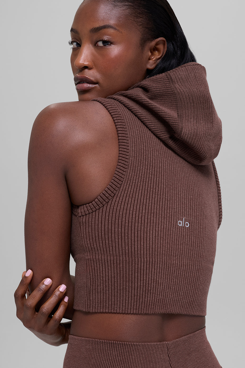 Alo Yoga Seamless Two Tone Rib Hooded Vest - Brownstone Heather - imagen 2