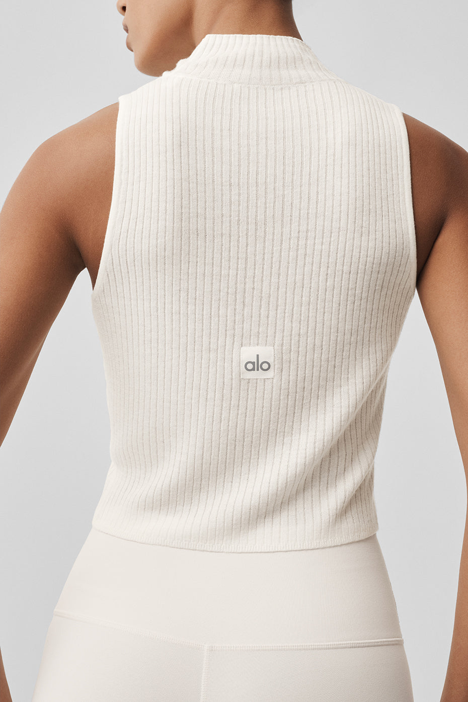 Alo Yoga Sweater Knit Unwind Sleeveless Top - Ivory - imagen 3