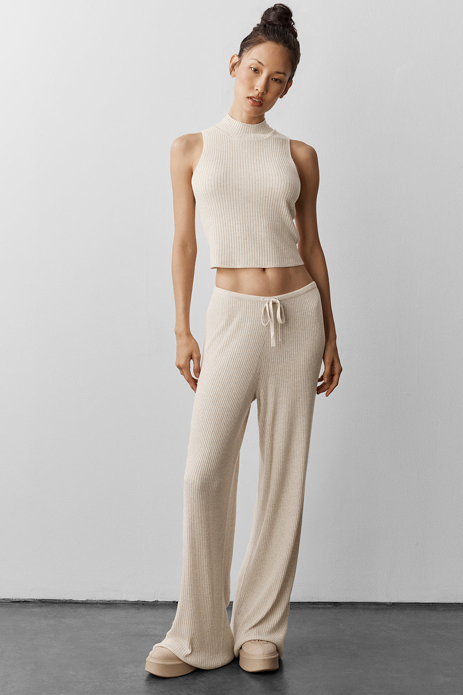 Alo Yoga Sweater Knit Unwind Sleeveless Top - Oatmeal Heather - imagen 4