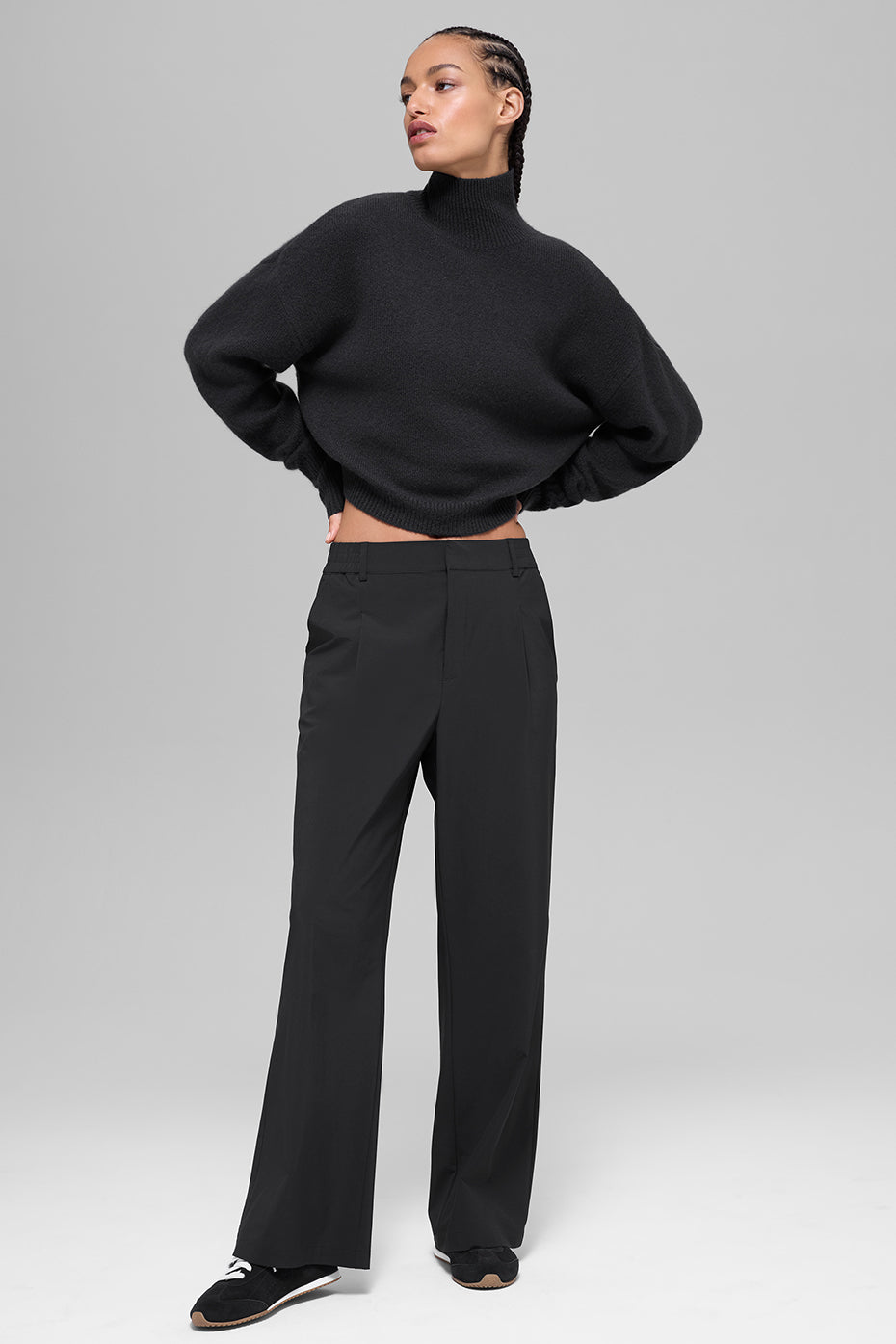 Alo Yoga Wool Cashmere Cropped New Class Turtleneck Sweater - Black - imagen 6