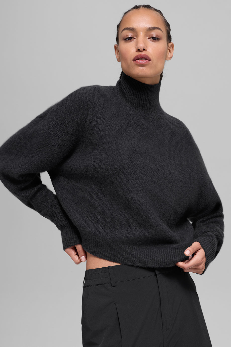 Alo Yoga Wool Cashmere Cropped New Class Turtleneck Sweater - Black - imagen 1