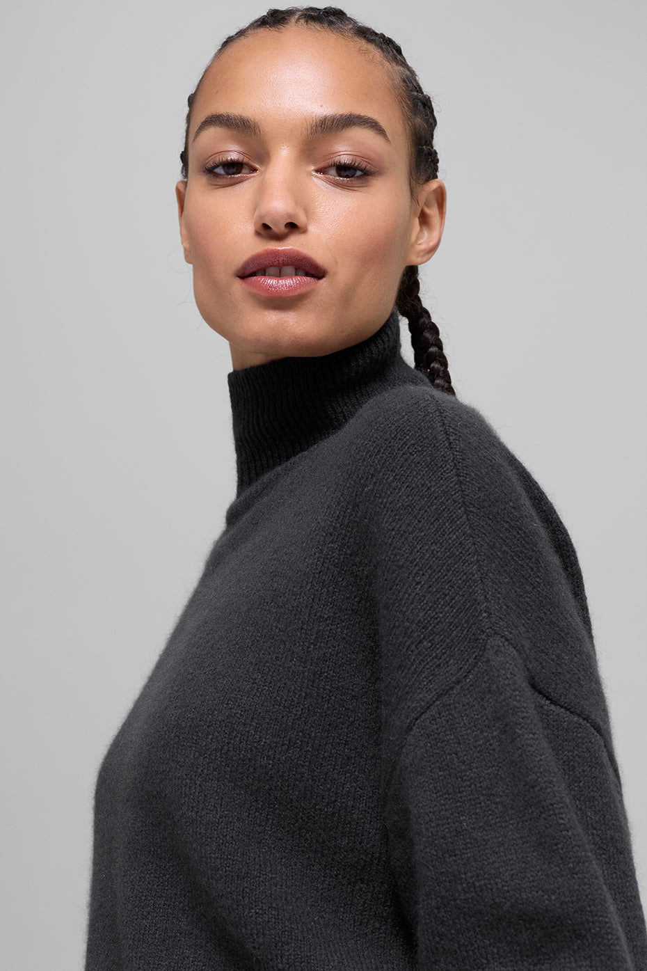Alo Yoga Wool Cashmere Cropped New Class Turtleneck Sweater - Black - imagen 4