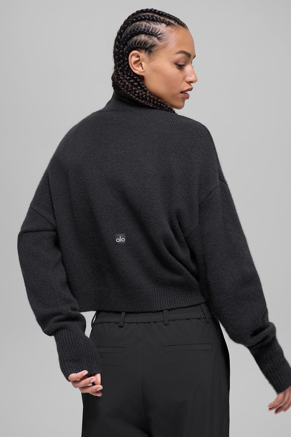 Alo Yoga Wool Cashmere Cropped New Class Turtleneck Sweater - Black - imagen 5