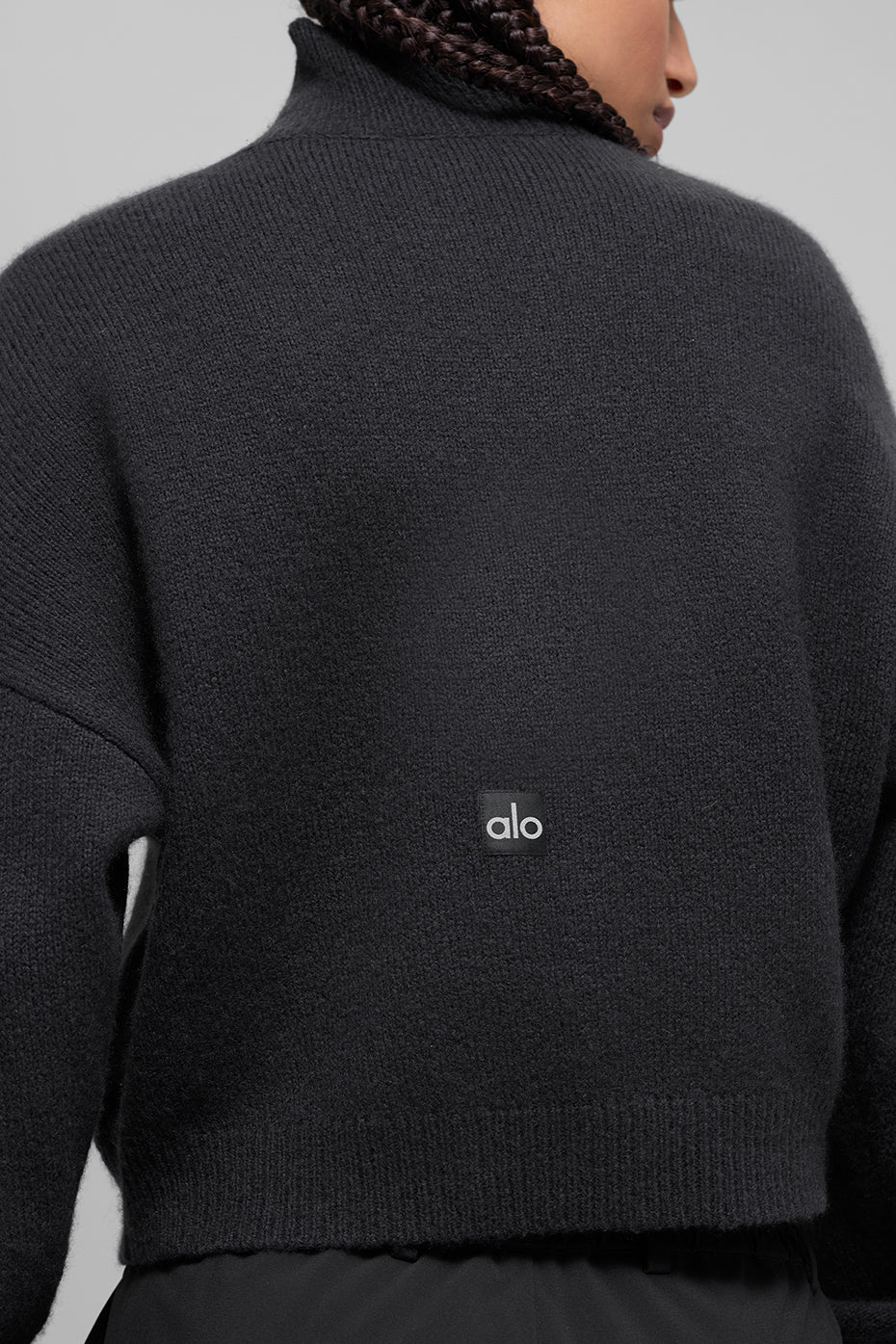 Alo Yoga Wool Cashmere Cropped New Class Turtleneck Sweater - Black - imagen 3