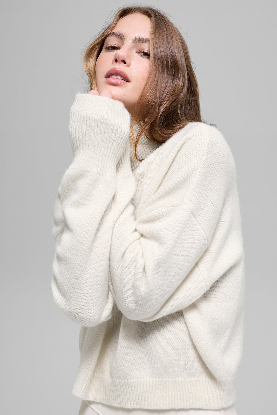 Alo Yoga Wool Cashmere Cropped New Class Turtleneck Sweater - Ivory - imagen 4