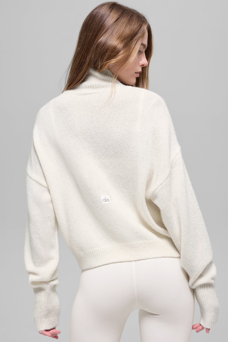 Alo Yoga Wool Cashmere Cropped New Class Turtleneck Sweater - Ivory - imagen 3