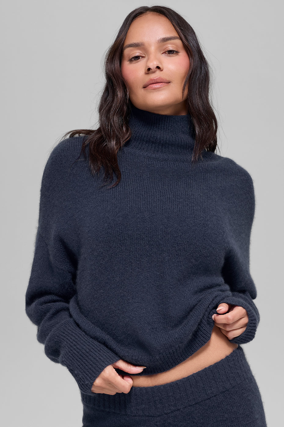 Alo Yoga Wool Cashmere Cropped New Class Turtleneck Sweater - Navy - imagen 1