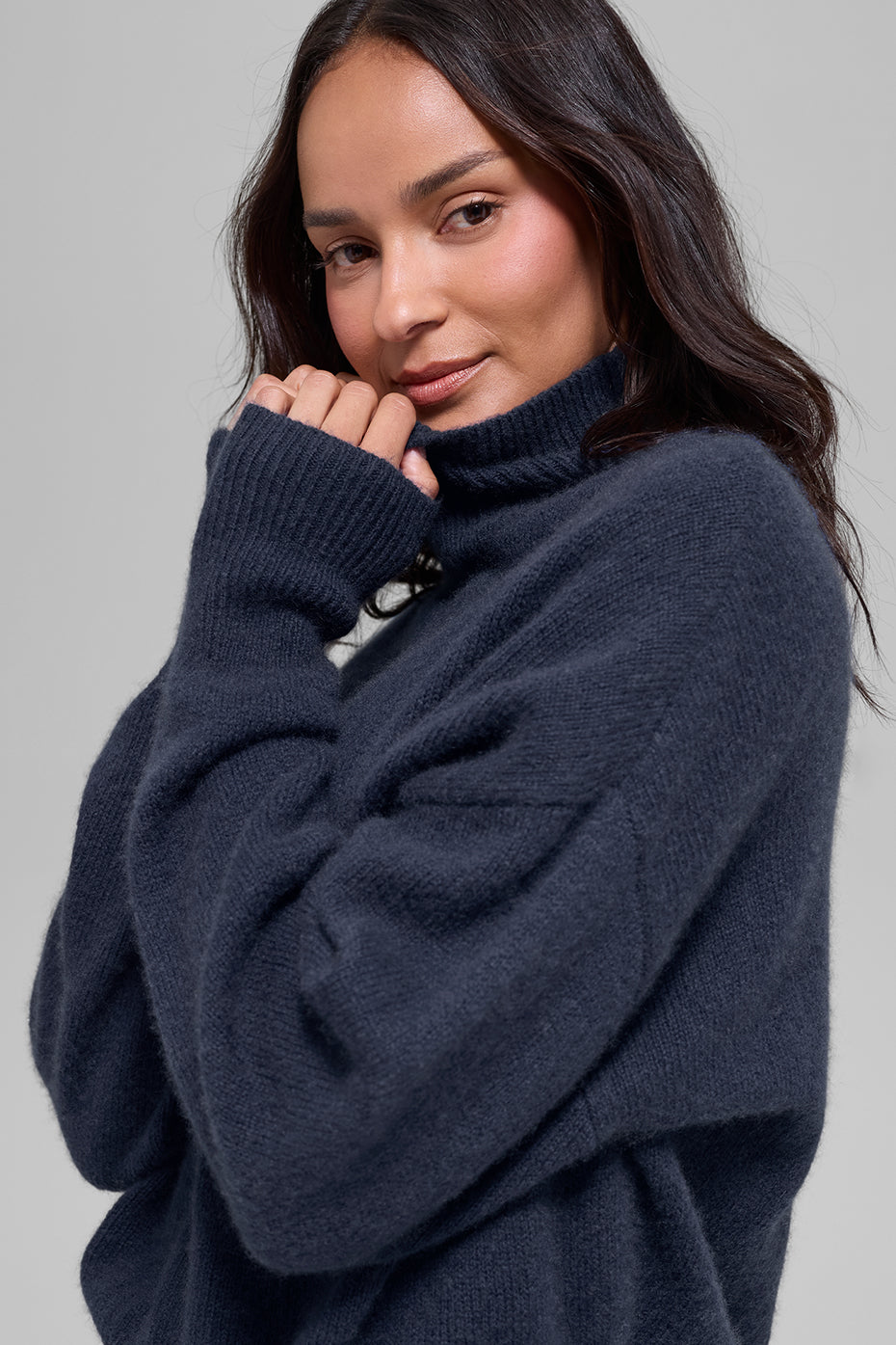 Alo Yoga Wool Cashmere Cropped New Class Turtleneck Sweater - Navy - imagen 2