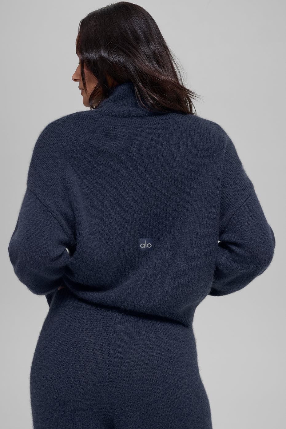 Alo Yoga Wool Cashmere Cropped New Class Turtleneck Sweater - Navy - imagen 3