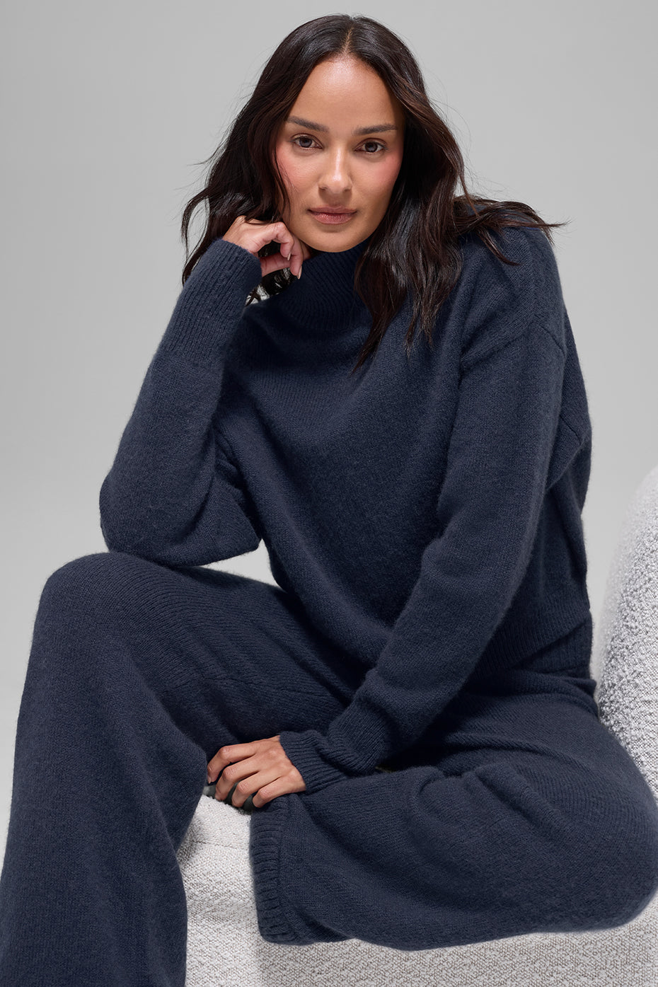 Alo Yoga Wool Cashmere Cropped New Class Turtleneck Sweater - Navy - imagen 4