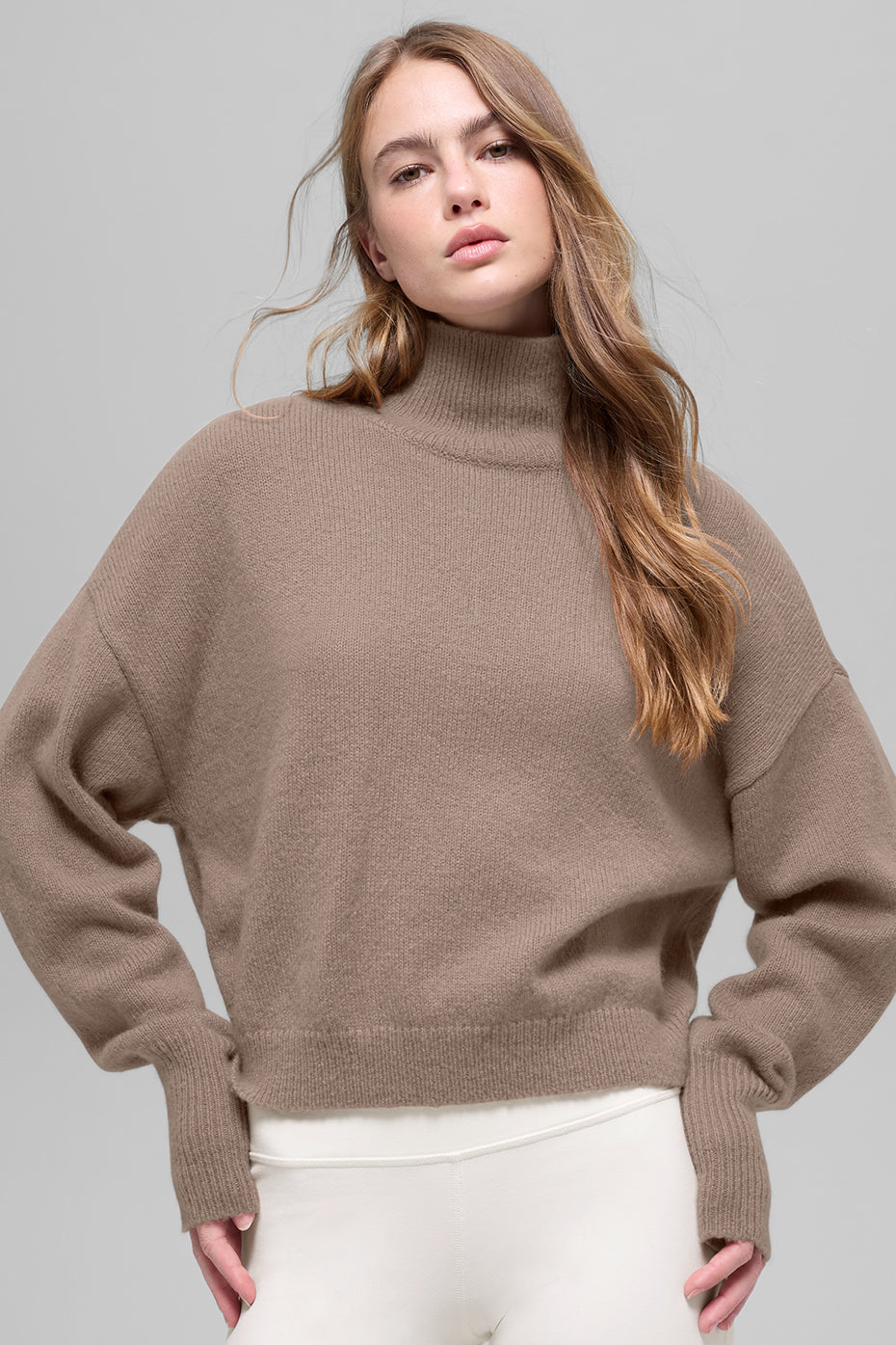 Alo Yoga Wool Cashmere Cropped New Class Turtleneck Sweater - Chai Latte - imagen 1