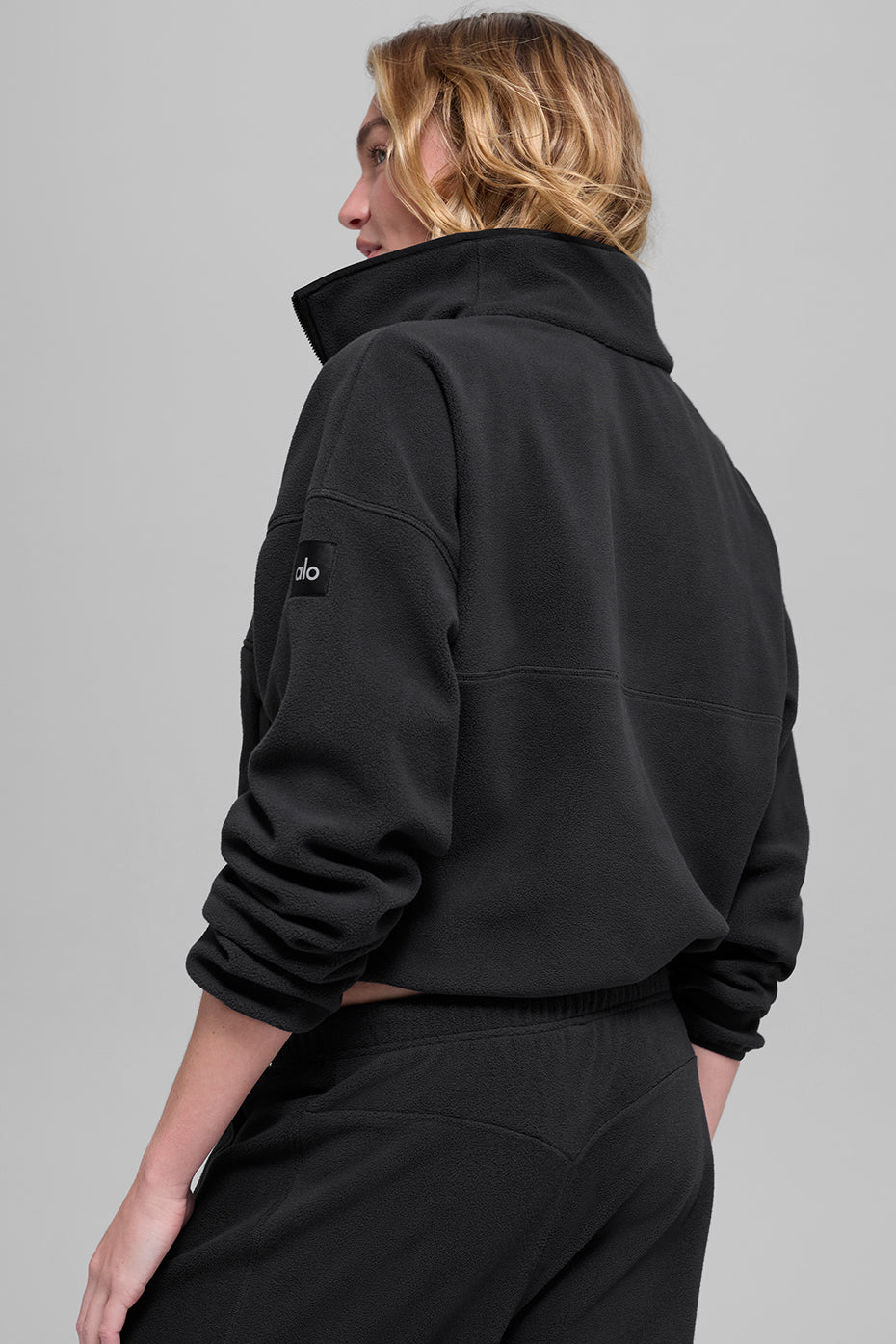 Alo Yoga Polar Fleece Retreat Cover Up - Black - imagen 4