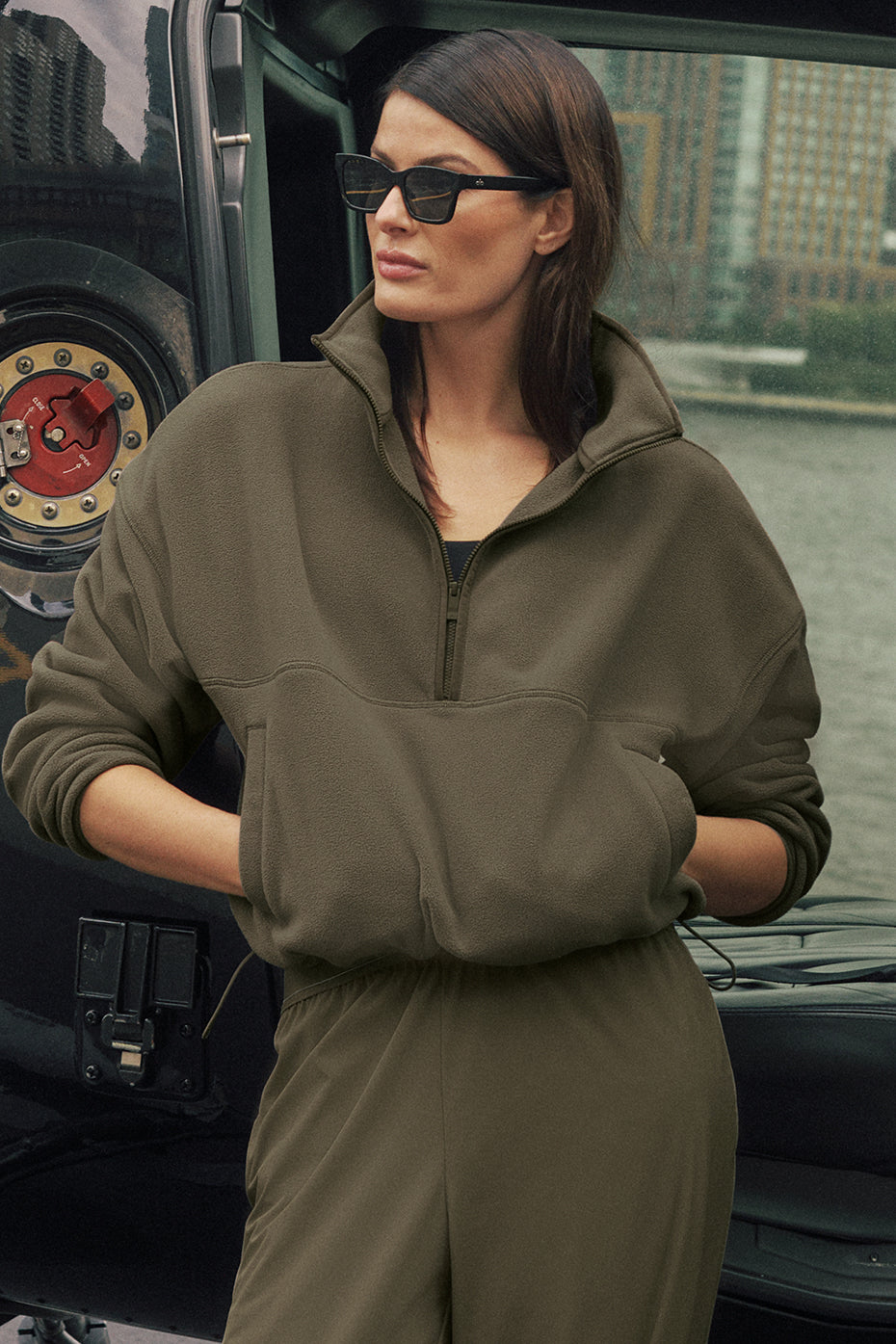 Alo Yoga Polar Fleece Retreat Cover Up - Olive Tree - imagen 1