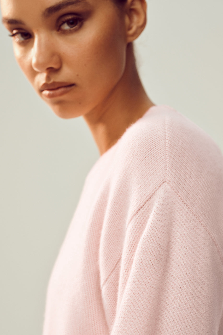 Alo Yoga Cashmere Embrace Pullover - Frosted Pink - imagen 4
