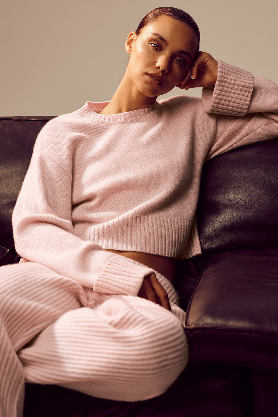 Alo Yoga Cashmere Embrace Pullover - Frosted Pink - imagen 1