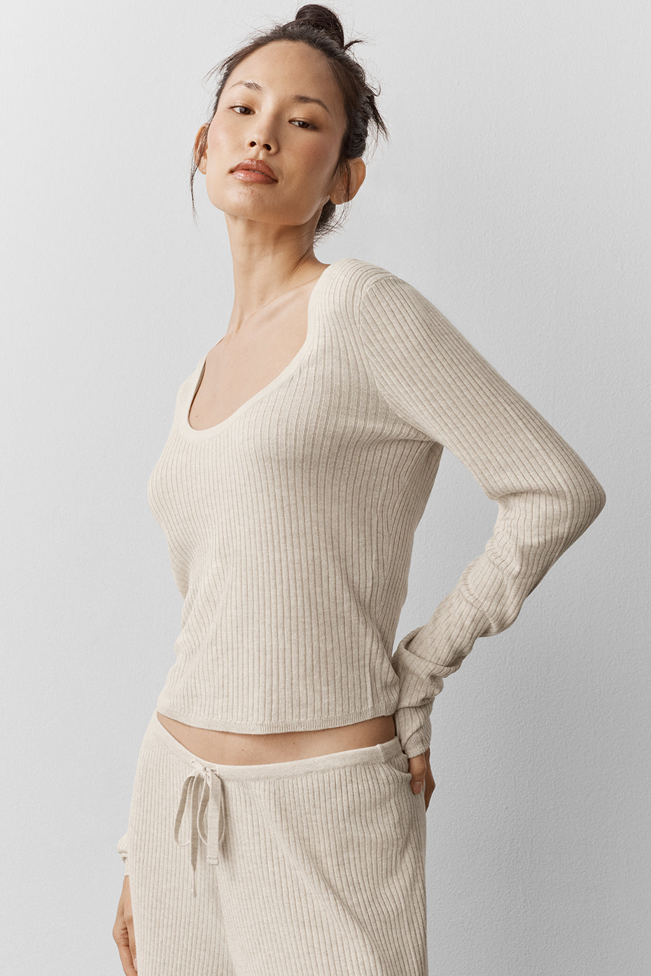 Alo Yoga Sweater Knit Unwind Long Sleeve - Oatmeal Heather - imagen 3