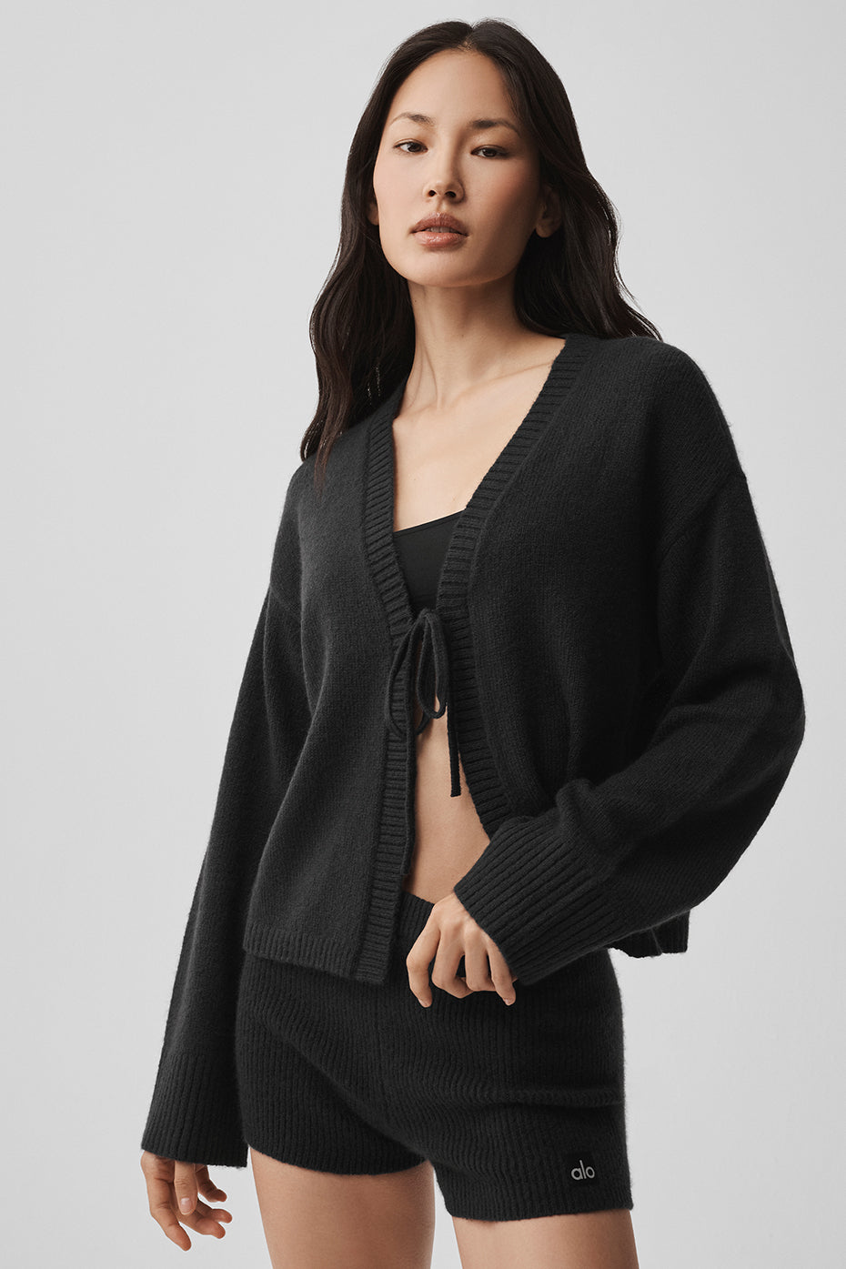 Alo Yoga Wool Cashmere New Class Tie Cardigan - Black - imagen 3