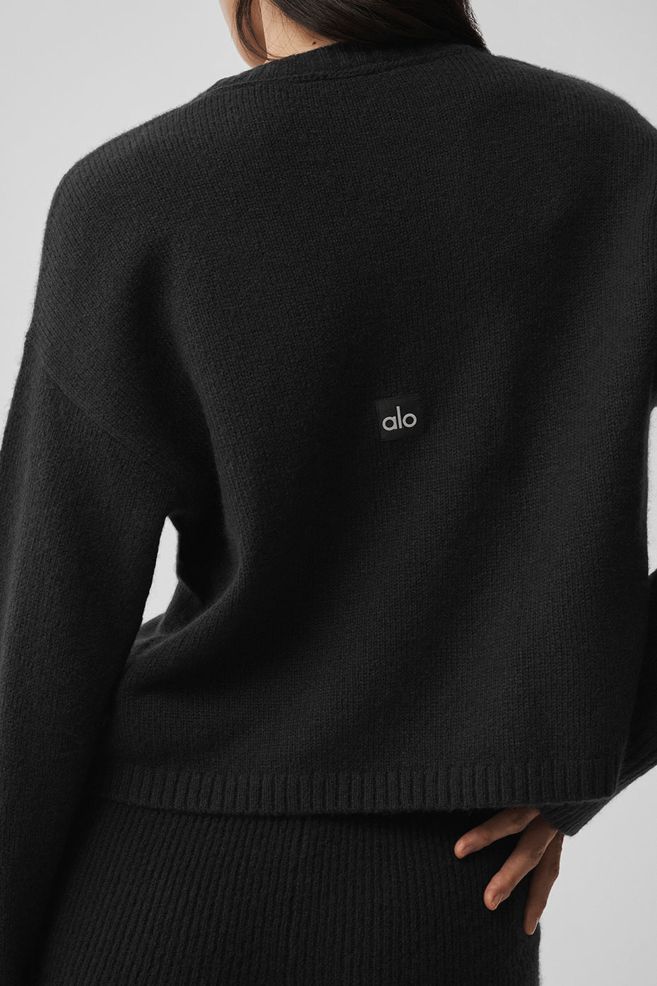 Alo Yoga Wool Cashmere New Class Tie Cardigan - Black - imagen 5