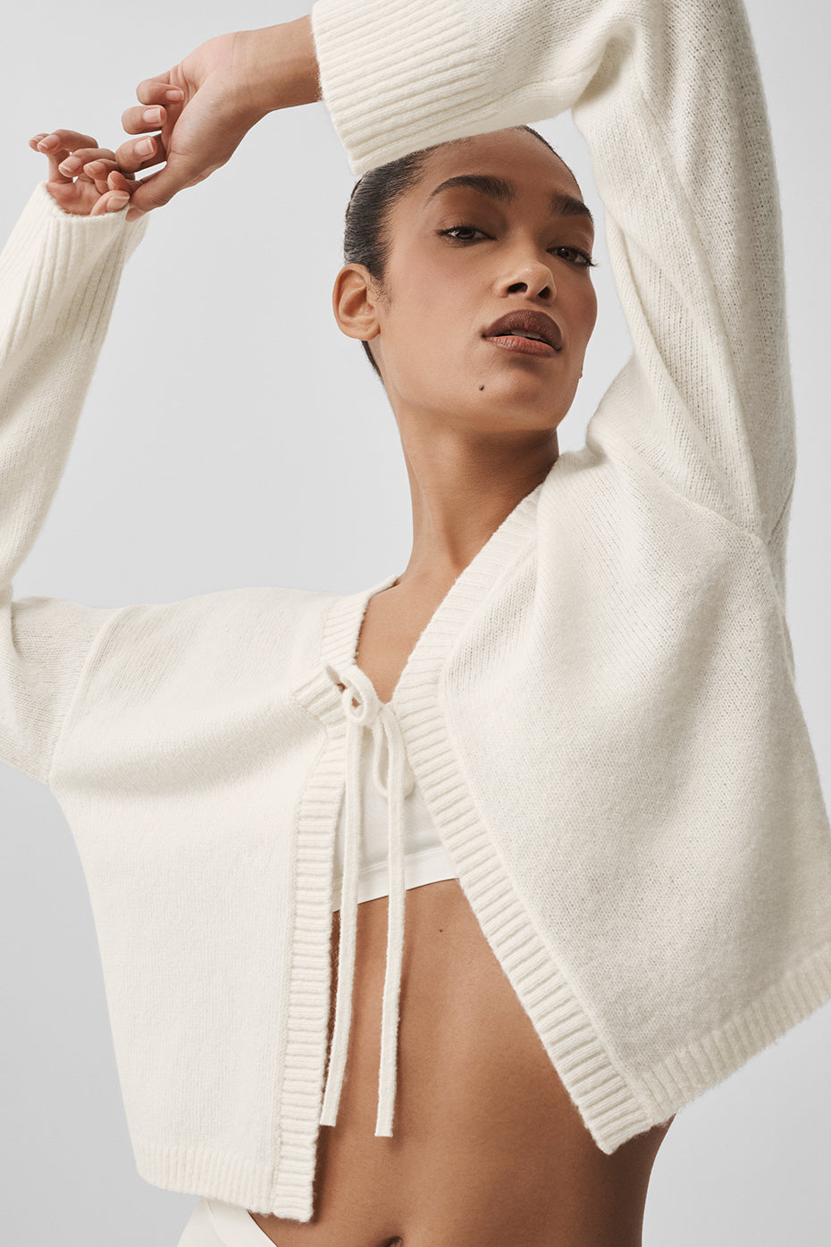 Alo Yoga Wool Cashmere New Class Tie Cardigan - Ivory - imagen 1