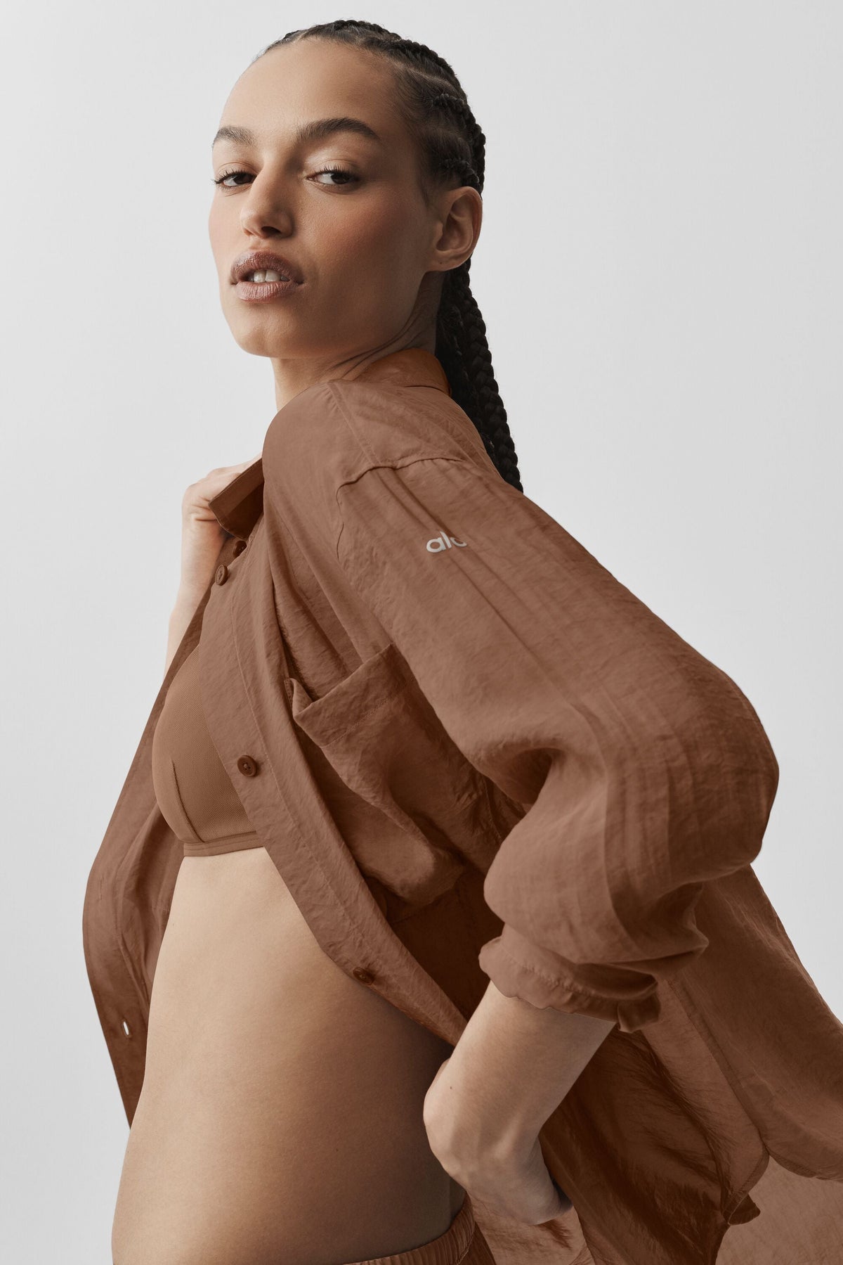 Alo Yoga Semi-Sheer Golden Hour Button Down Long Sleeve - Sun Kissed Brown - imagen 3