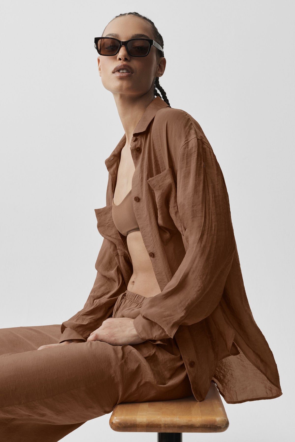 Alo Yoga Semi-Sheer Golden Hour Button Down Long Sleeve - Sun Kissed Brown - imagen 4