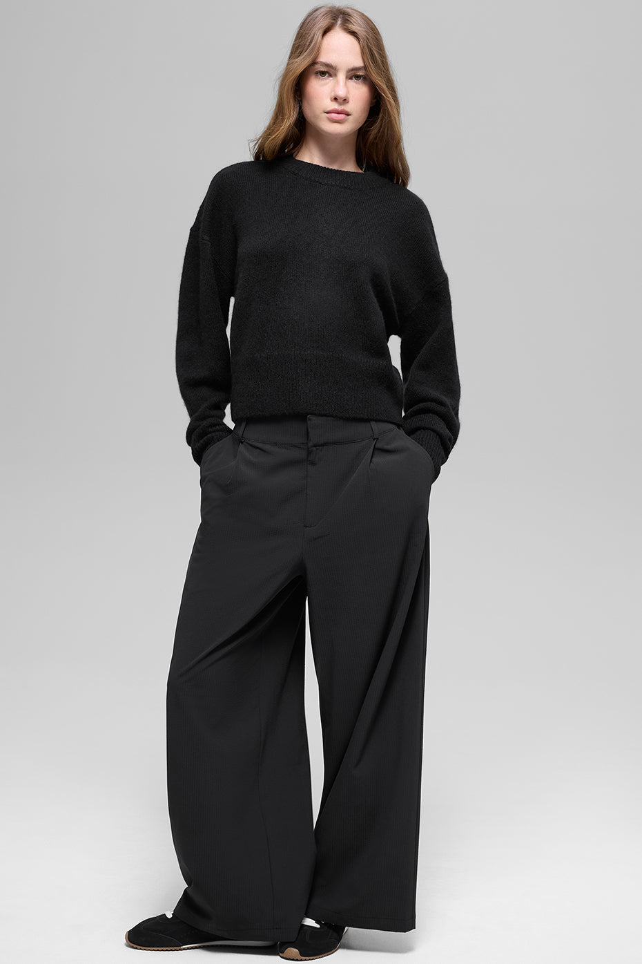 Alo Yoga Wool Cashmere Cropped New Class Crewneck Sweater - Black - imagen 5