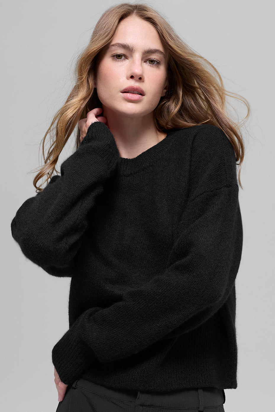 Alo Yoga Wool Cashmere Cropped New Class Crewneck Sweater - Black - imagen 1