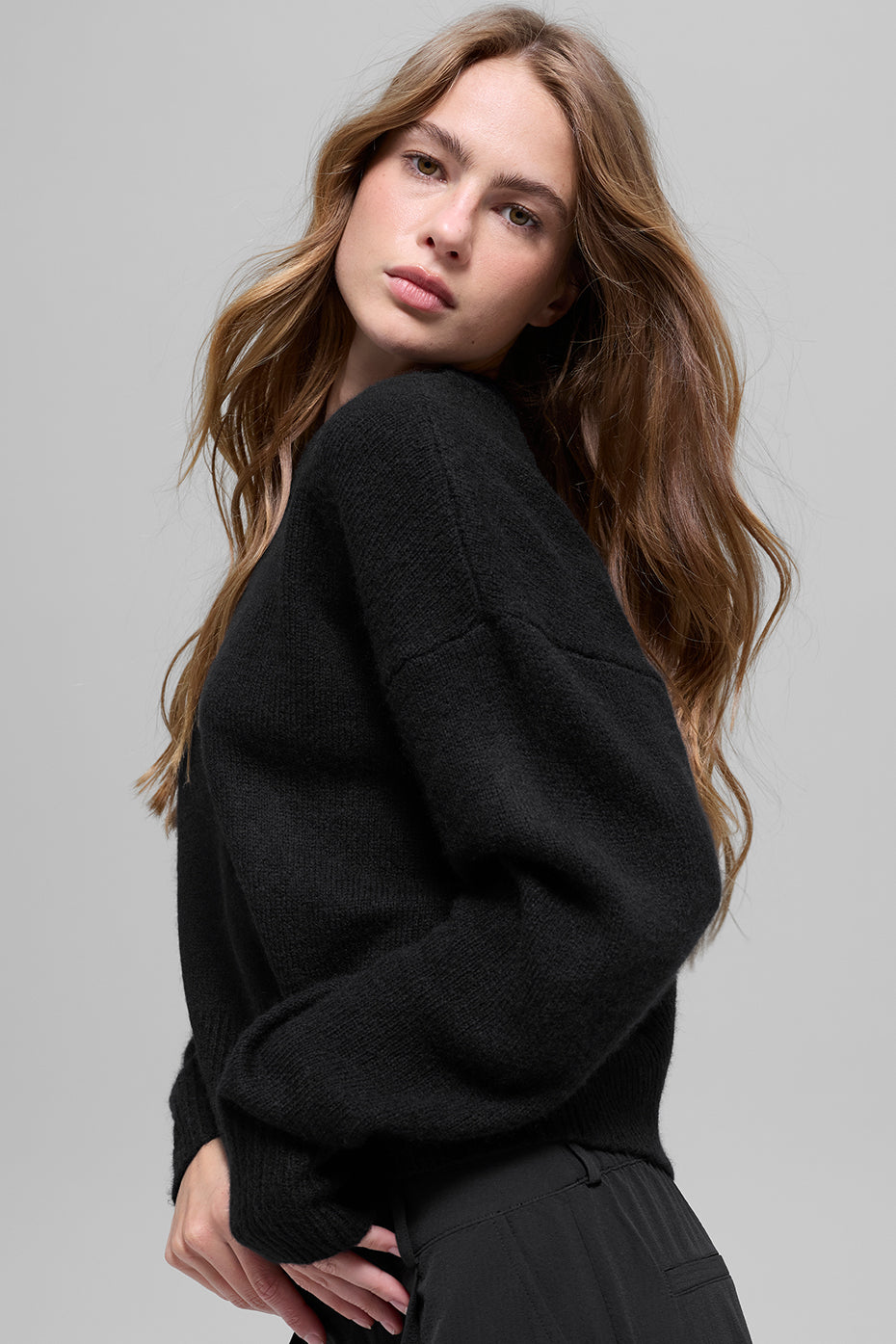 Alo Yoga Wool Cashmere Cropped New Class Crewneck Sweater - Black - imagen 4