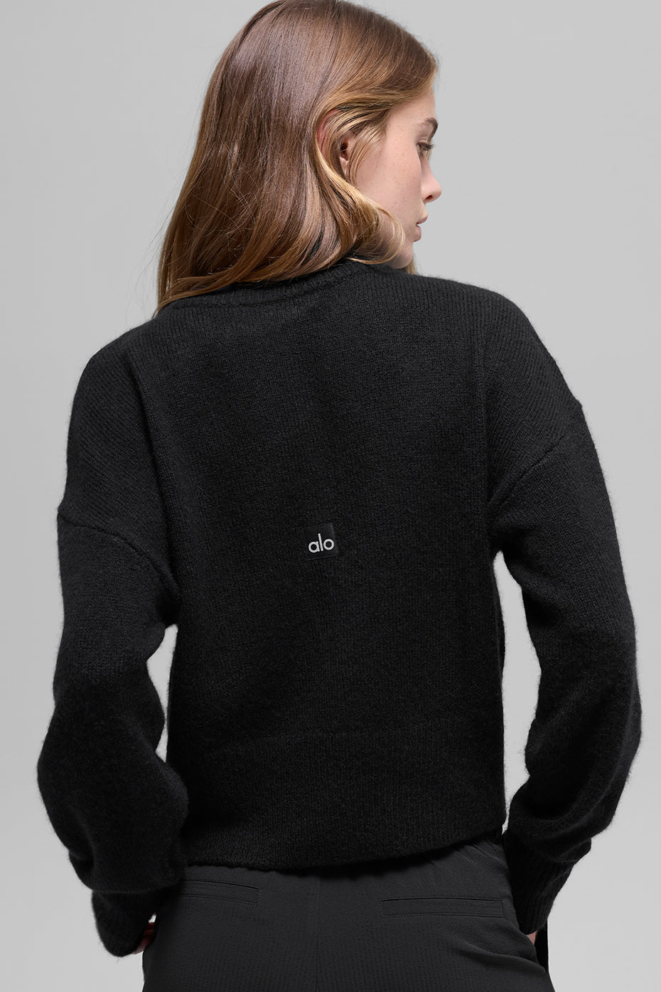 Alo Yoga Wool Cashmere Cropped New Class Crewneck Sweater - Black - imagen 3