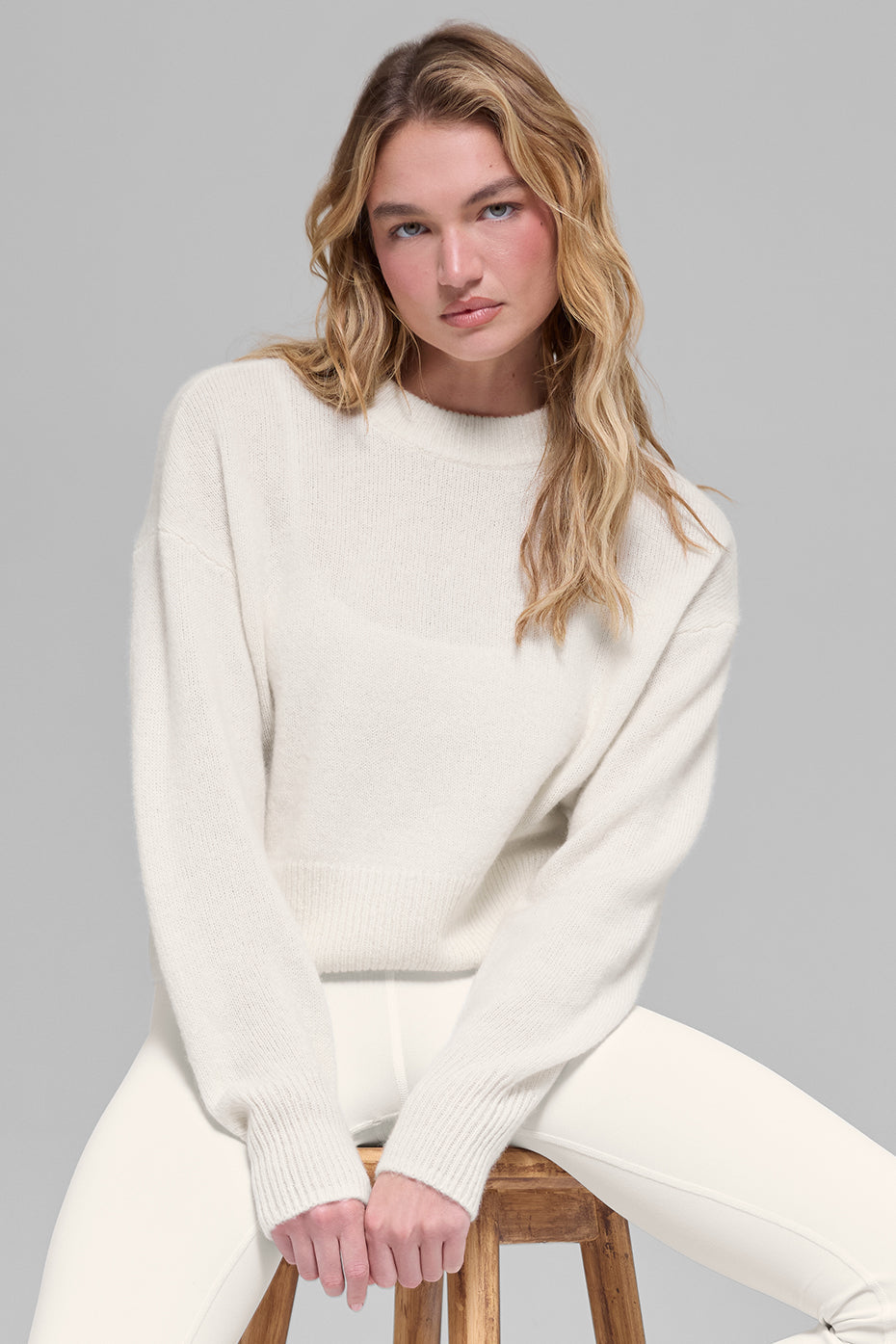 Alo Yoga Wool Cashmere Cropped New Class Crewneck Sweater - Ivory - imagen 1