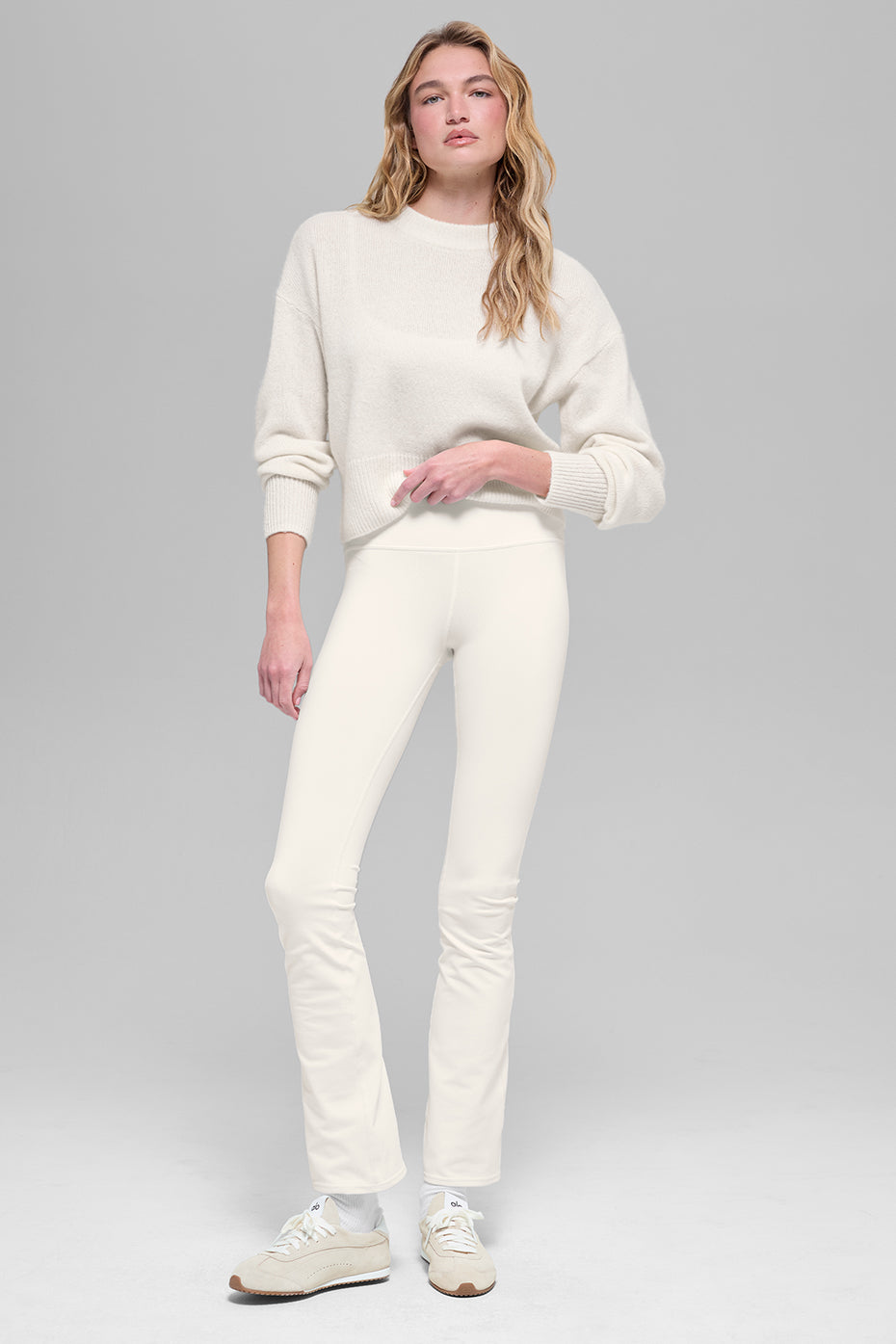 Alo Yoga Wool Cashmere Cropped New Class Crewneck Sweater - Ivory - imagen 4