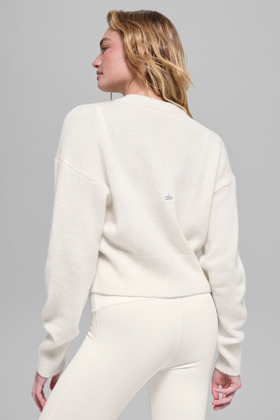 Alo Yoga Wool Cashmere Cropped New Class Crewneck Sweater - Ivory - imagen 3