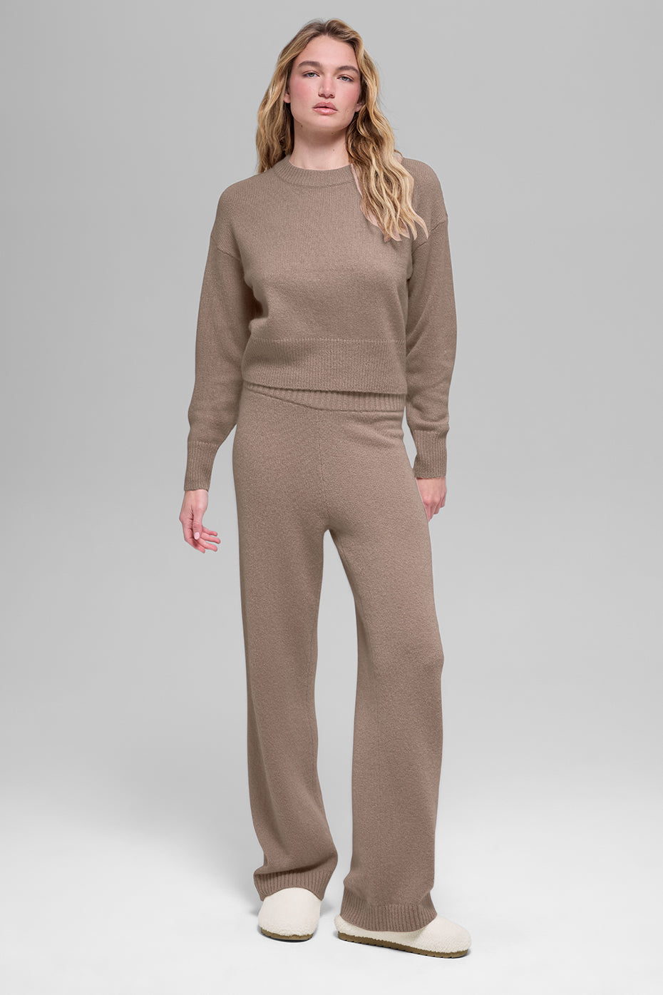 Alo Yoga Wool Cashmere Cropped New Class Crewneck Sweater - Chai Latte - imagen 4