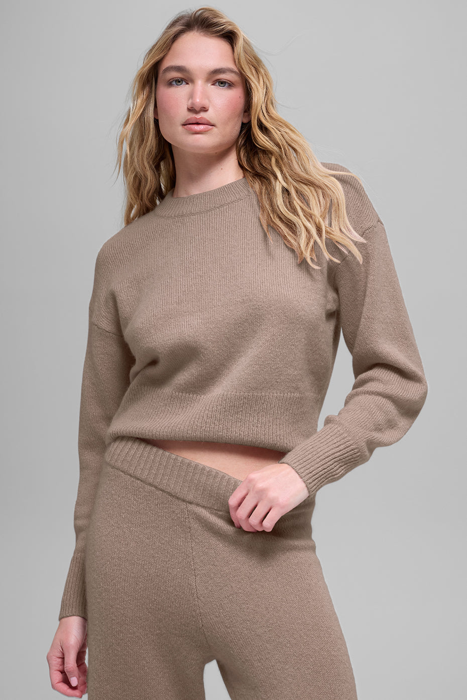Alo Yoga Wool Cashmere Cropped New Class Crewneck Sweater - Chai Latte - imagen 1