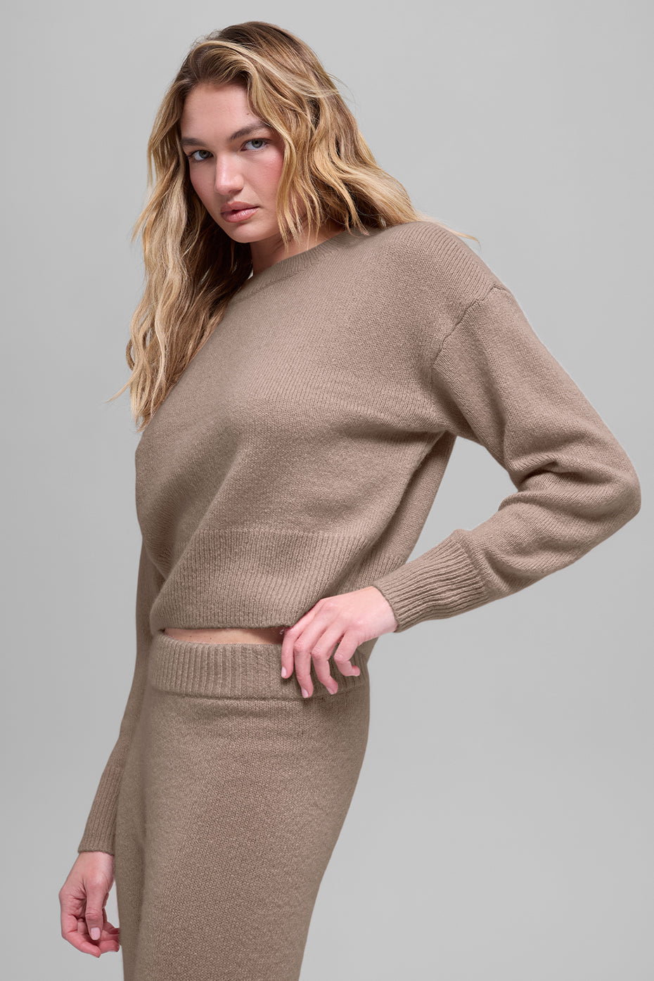 Alo Yoga Wool Cashmere Cropped New Class Crewneck Sweater - Chai Latte - imagen 3