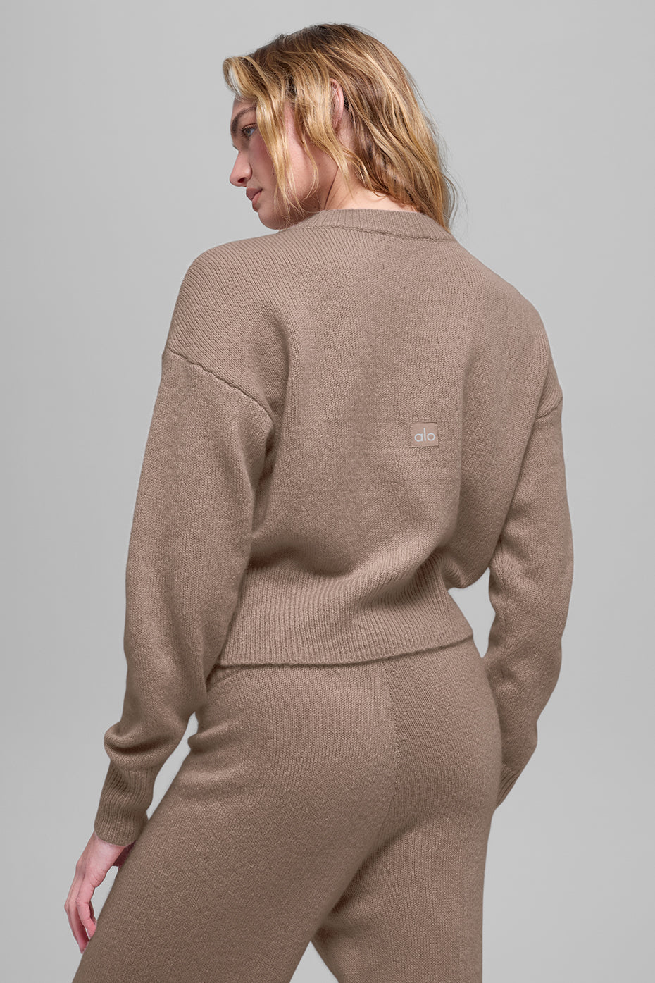 Alo Yoga Wool Cashmere Cropped New Class Crewneck Sweater - Chai Latte - imagen 2