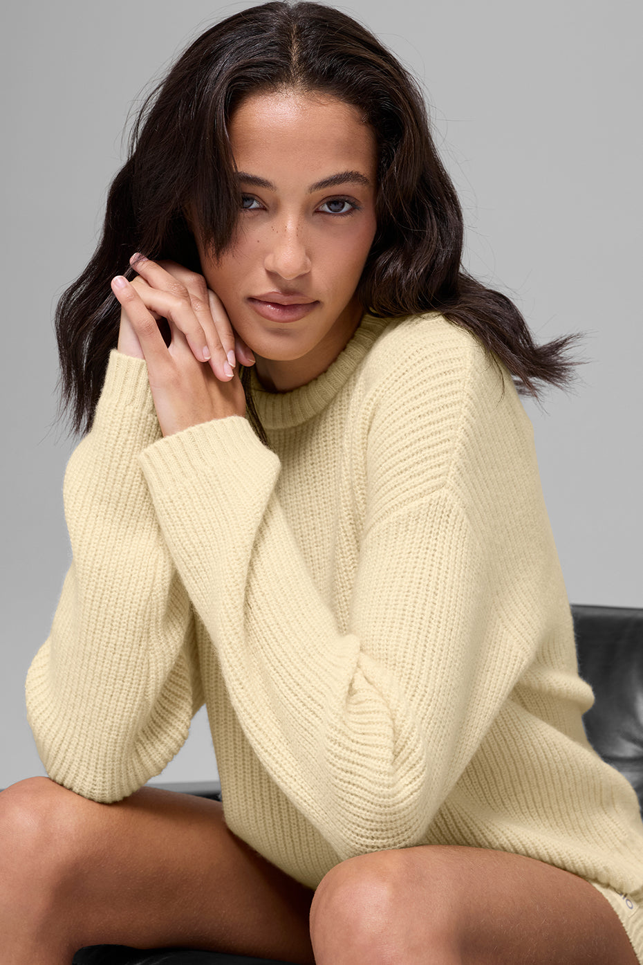 Alo Yoga Wool Cashmere Ribbed Noble Crewneck Sweater - Candlelight Yellow - imagen 4