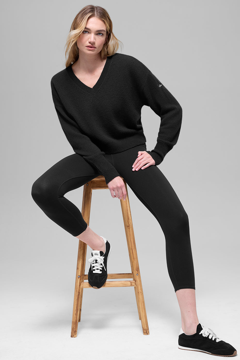 Alo Yoga Wool Cashmere Cropped New Class V-Neck Sweater - Black - imagen 3