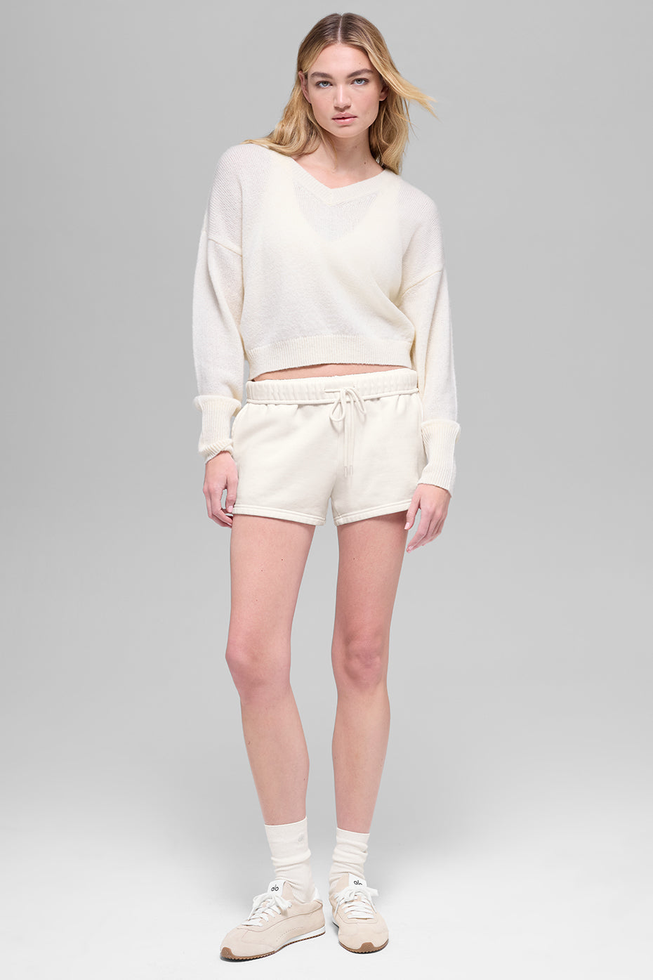 Alo Yoga Wool Cashmere Cropped New Class V-Neck Sweater - Ivory - imagen 4