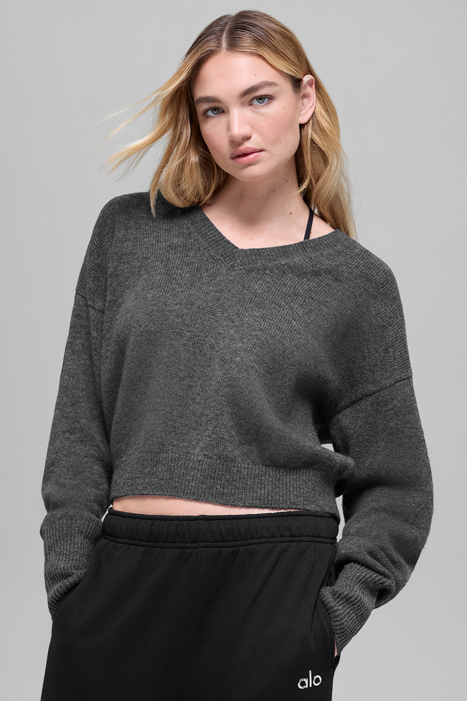 Alo Yoga Wool Cashmere Cropped New Class V-Neck Sweater - Platinum Grey - imagen 1