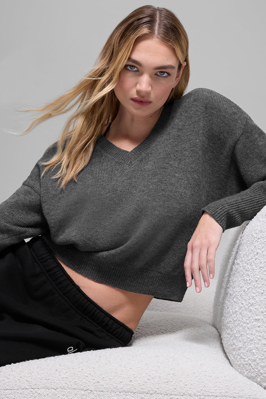 Alo Yoga Wool Cashmere Cropped New Class V-Neck Sweater - Platinum Grey - imagen 3