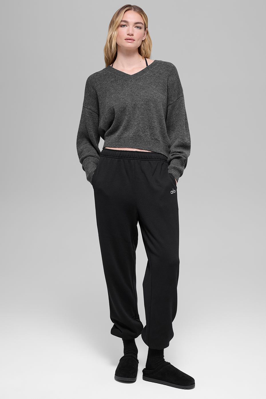 Alo Yoga Wool Cashmere Cropped New Class V-Neck Sweater - Platinum Grey - imagen 4