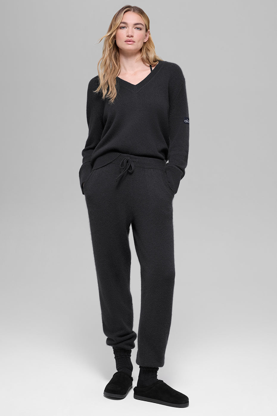 Alo Yoga Wool Cashmere New Class Oversized V-Neck Sweater - Black - imagen 5