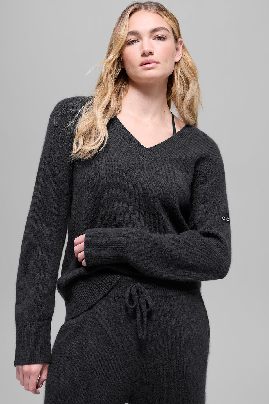 Alo Yoga Wool Cashmere New Class Oversized V-Neck Sweater - Black - imagen 1
