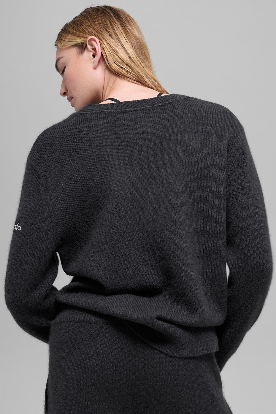 Alo Yoga Wool Cashmere New Class Oversized V-Neck Sweater - Black - imagen 3